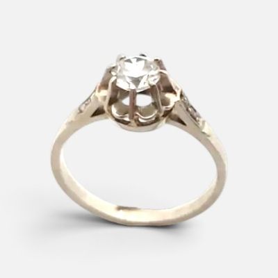 l'image d'une bague ornée d'un diamant