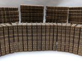 une image représentant une pile de vieux livres empilés les uns sur les autres