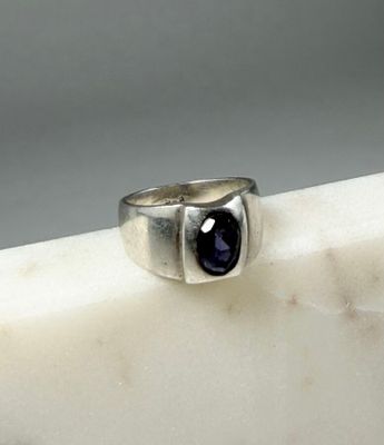 bague en argent sterling ornée d'un saphir bleu au centre