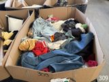 une boîte en carton remplie de vêtements et d'autres objets