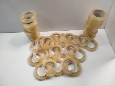 de nombreux rouleaux de ruban adhésif posés sur une table blanche