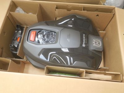 une boîte contenant une moto et une télécommande