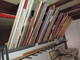 beaucoup de livres empilés sur une étagère dans une pièce