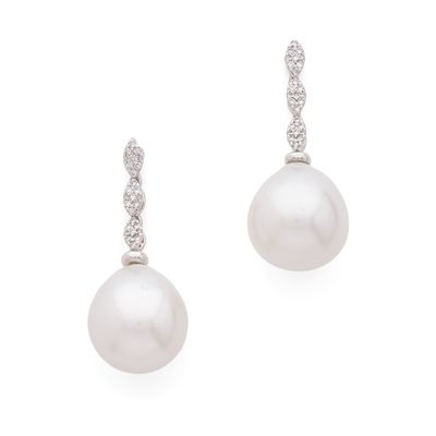 une paire de boucles d'oreilles en perles et diamants