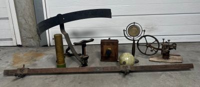 beaucoup d'objets posés sur le sol