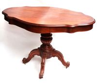 Table guéridon de forme violonnée en noyer teinté et placage…