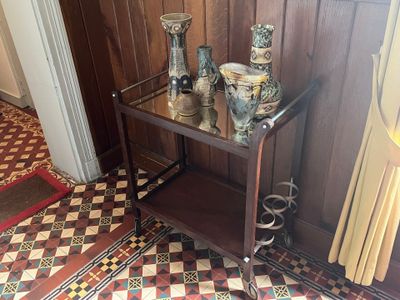 une petite table sur laquelle sont posés des vases, dans un coin de la pièce