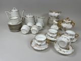 beaucoup de tasses et soucoupes à thé et à café blanches et dorées