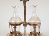 une image représentant un plateau en argent sur lequel sont posés deux vases en verre