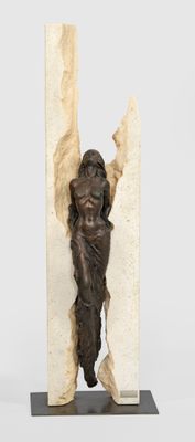 statue représentant un homme tenant un morceau de bois dans la main droite
