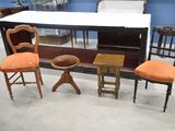 trois chaises et une table dans une pièce aux murs bleus