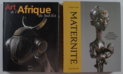 deux livres consacrés à l'art et aux antiquités, posés l'un à côté de l'autre sur une table