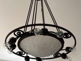 un lustre suspendu au plafond d'une pièce