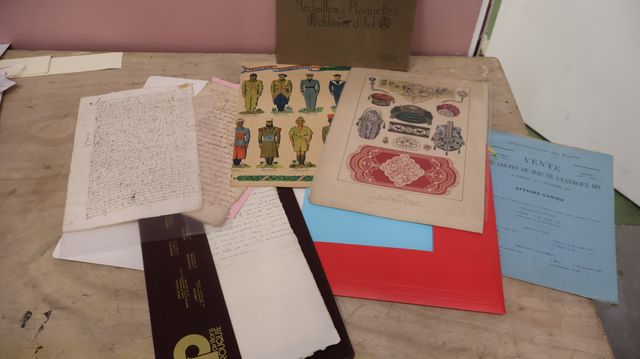 Publicités, vieux papiers (vente de bois) planches de mode