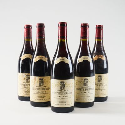 six bouteilles de vin sont alignées sur une surface blanche