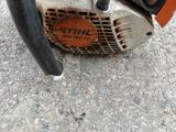 a chainsaw that is sitting on the ground