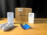 une boîte contenant une télécommande et un chargeur, posée sur une table