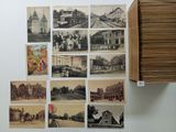 de nombreuses photos de bâtiments anciens accrochées au mur de cette pièce