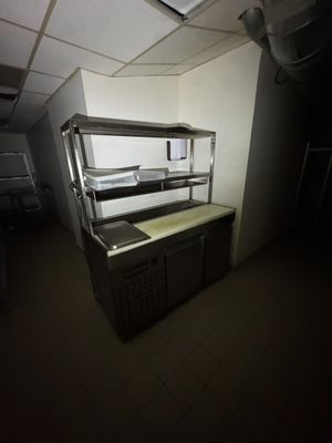 une cuisine vide avec un plan de travail au milieu de la pièce