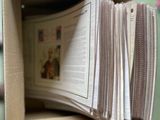 une boîte contenant tout un tas de papiers