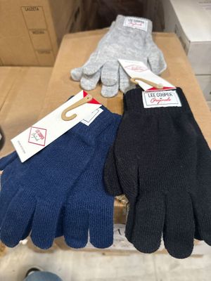 trois paires de gants posées sur une boîte en carton