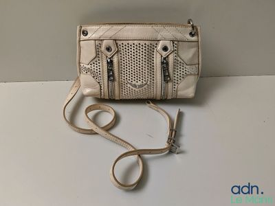 une photo d'un sac à main posé sur une table