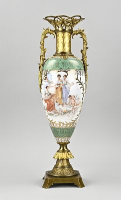 un vase posé sur un socle, sur une surface grise