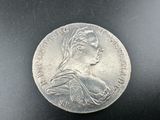 gros plan d'une pièce de monnaie sur laquelle figure un visage de femme