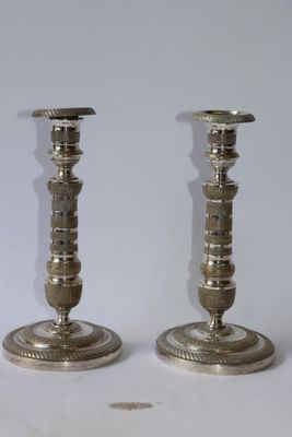 paire de chandeliers en argent sur fond blanc