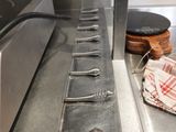 un comptoir en métal sur lequel sont posées plusieurs vis
