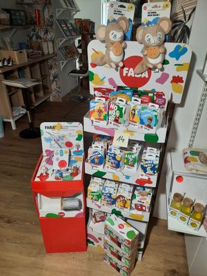 il y a beaucoup de jouets sur les étagères de la pièce