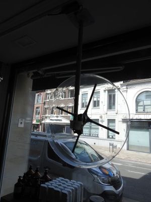 une horloge située sur le côté d'un bus