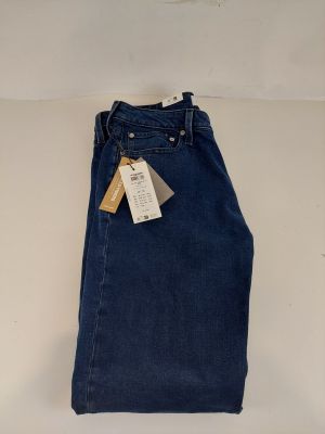 l'arrière d'un jean bleu sur lequel est cousue une étiquette