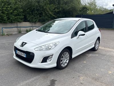 la petite voiture blanche est garée dans le parking