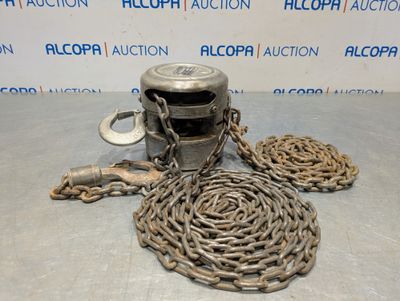 une image représentant deux chaînes posées sur une table