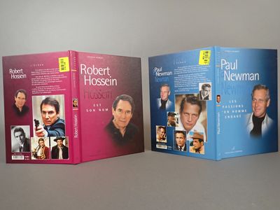 trois livres posés sur une table avec un fond gris et un fond gris