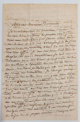 une lettre écrite à l'encre noire sur une feuille de papier