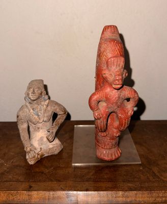 deux figurines posées sur une table en bois