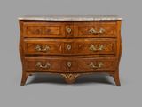 une commode ancienne avec un plateau en marbre sur fond gris