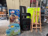 beaucoup d'objets posés sur le sol