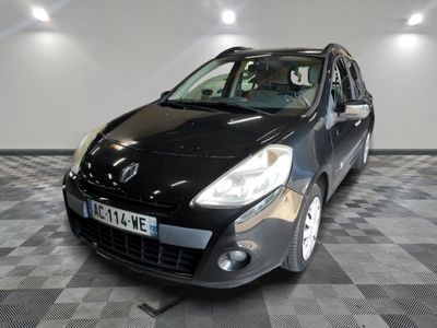 la photo d'une voiture noire garée dans un garage
