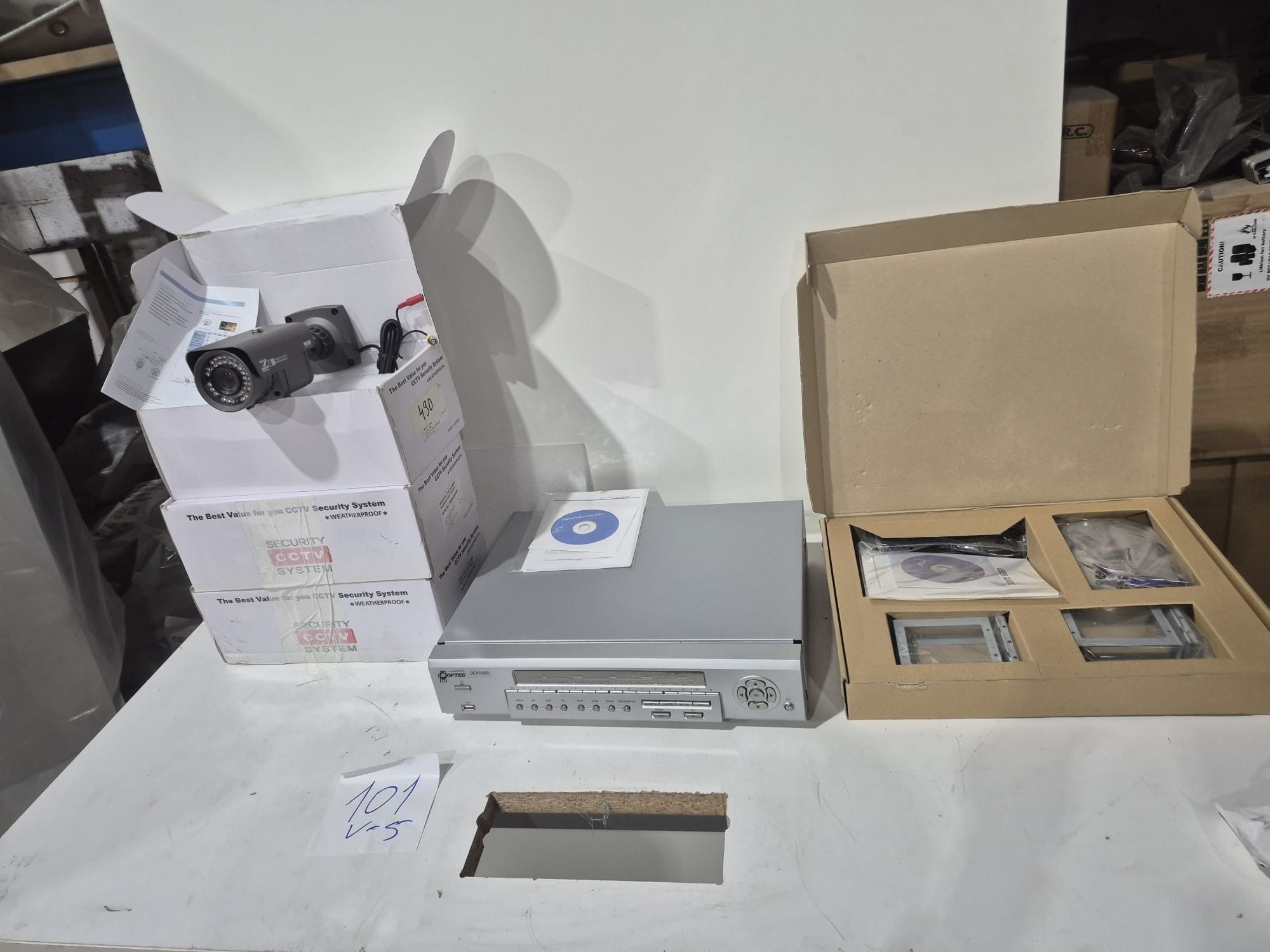 Lot de matériel de vidéosurveillance comprenant 3 caméras de…