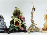 trois figurines assises les unes à côté des autres sur une surface blanche