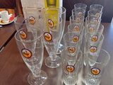 beaucoup de verres posés sur une table dans un restaurant
