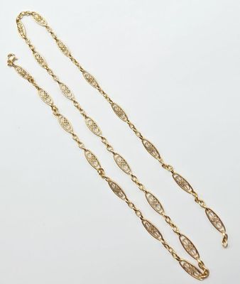 un collier à chaîne en or à maillons longs