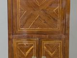 une armoire ancienne en bois avec un plateau en marbre et deux portes