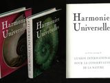 trois livres posés les uns à côté des autres sur une table au-dessus d'un plan de travail noir