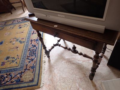 un téléviseur posé sur une table dans un salon