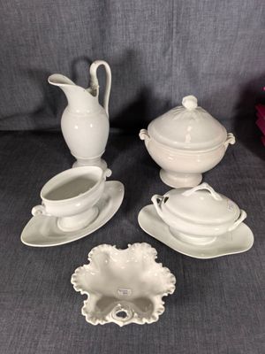 Lot porcelaine blanche composé d'un aiguière (accidentée), d…
