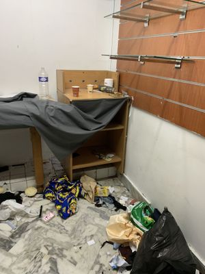 une chambre en désordre avec un lit et un bureau